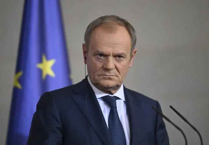 Donald Tusk w garniturze, na tle flagi UE. Czy Donald Tusk faktycznie zamierza wprowadzić stan wyjątkowy w związku z sytuacją w Izraelu?
