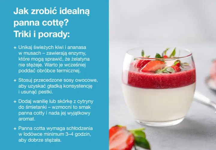 Idealna panna cotta w szklance, udekorowana musem truskawkowym i świeżymi owocami.