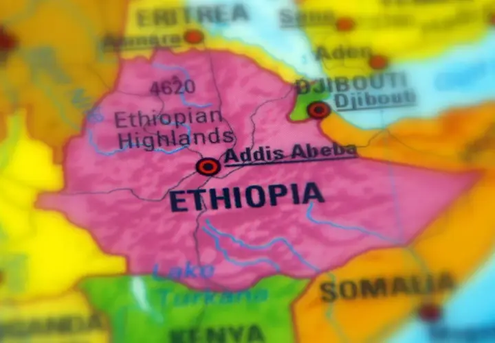 Mapa polityczna Afryki, z zaznaczoną Etiopią, która graniczy z Etiopią, Dżibuti i Somalią.
