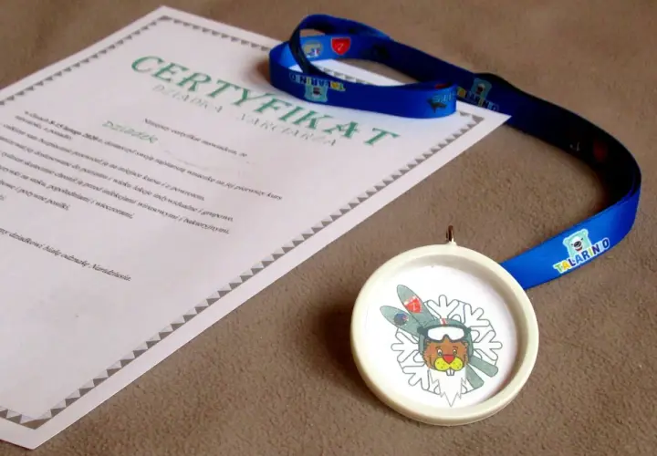Certyfikat narciarza i medal z bobrem w goglach. Idealny pomysł, jak zrobić wieszak na medale dla małego sportowca.