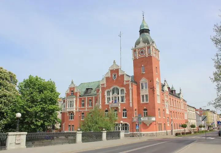 Ratusz w Słupsku, świadectwo bogatej historii miasta, z charakterystyczną wieżą i ceglaną fasadą.