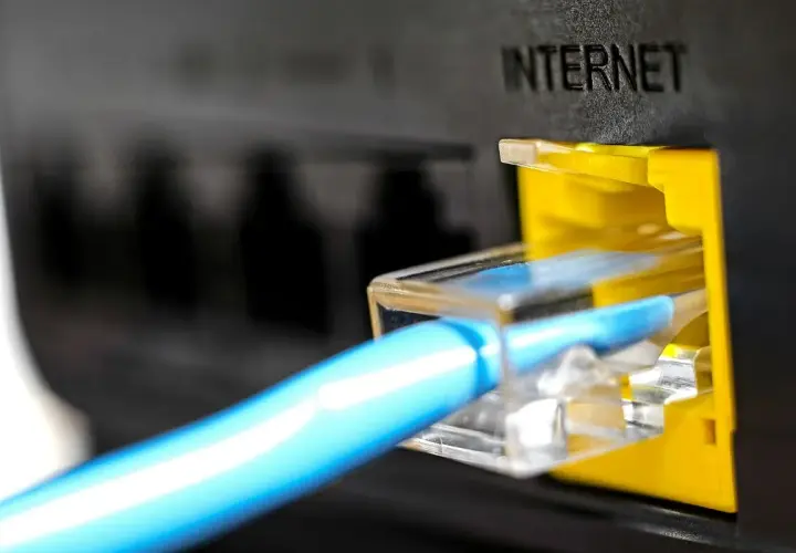 Un câble bleu se connecte à un port "INTERNET" jaune. La fibre et le wifi, une différence de connexion.