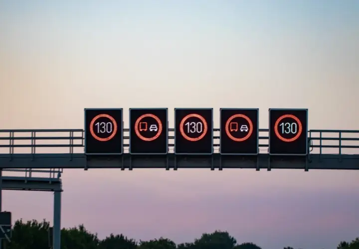 Co odwołuje limit prędkości? Obal mity, jeźdź pewnie!