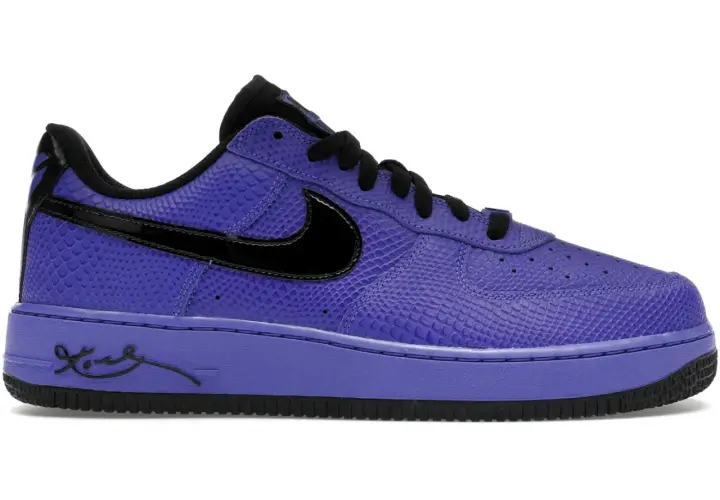 Fioletowe buty Nike Air Force 1 z czarnym lakierowanym Swooshem i fakturą skóry węża. Na podeszwie podpis Kobe Bryant.