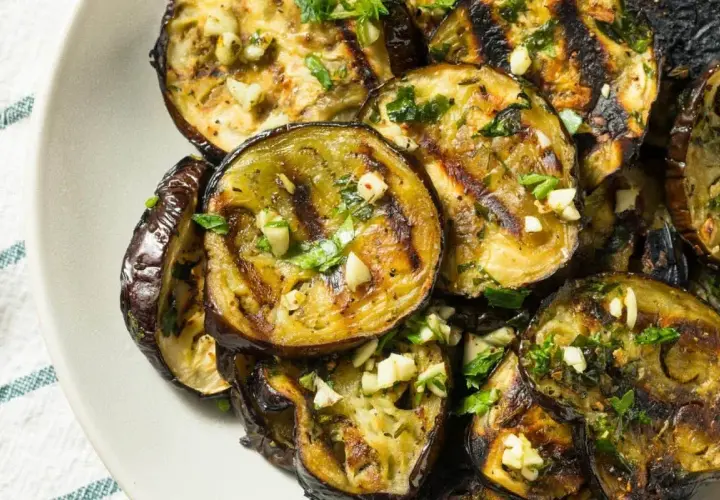 Aubergines grillées au four, garnies d'ail et de persil frais. Une recette simple et savoureuse pour sublimer ce légume.