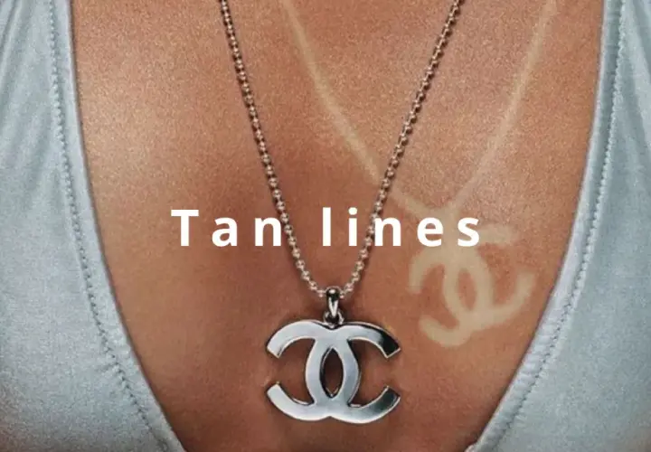 Un segno del costume in inglese, le "tan lines", evidenziato da un logo Chanel impresso dal sole sulla pelle abbronzata.