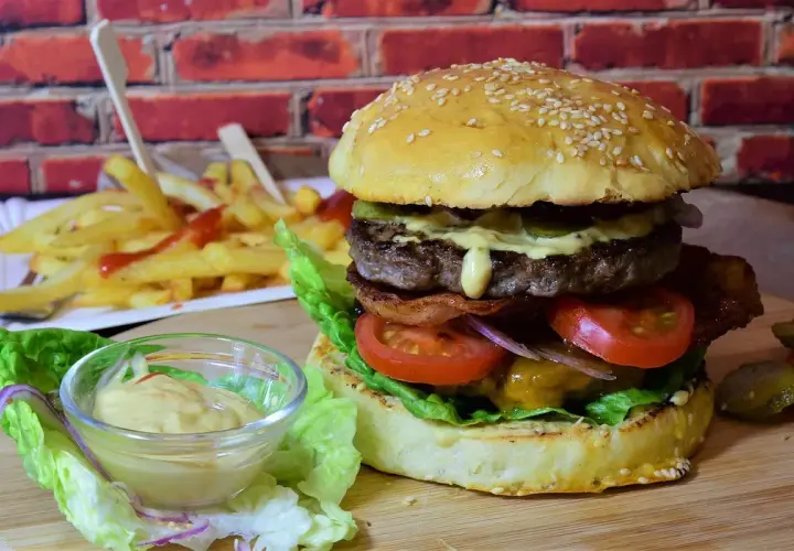 Ile kalorii ma burger wołowy z frytkami? Zaskakujące liczby!