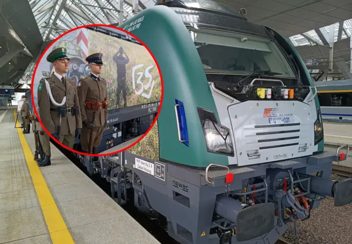 Żołnierze w mundurach stoją obok lokomotywy PKP Intercity EU200-021, która upamiętnia 200 lat kolei. To definicja pociągu jako symbolu historii i postępu.