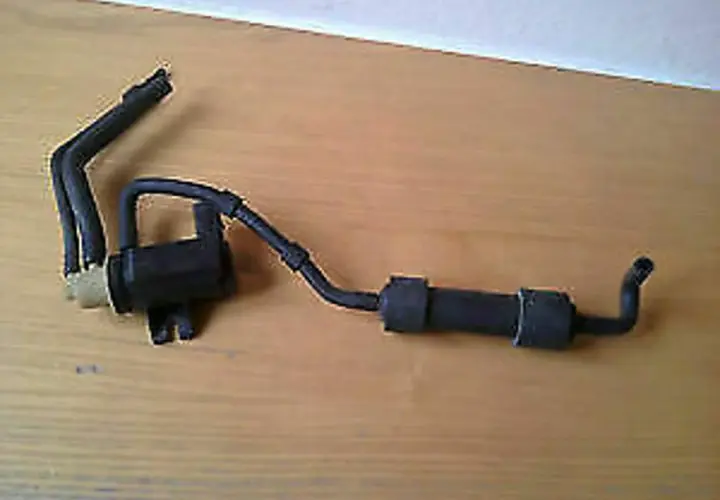 Vakuumschalter für VW P0299, ein Teil der Kraftstoffanlage, mit Schläuchen und einem schwarzen Gehäuse.