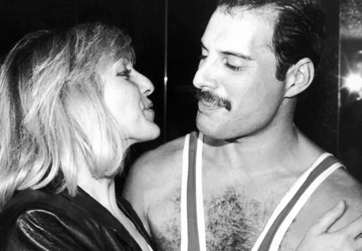 Freddie Mercury i Mary Austin, jego wieloletnia partnerka, która była mu jak żona, w intymnym uścisku.