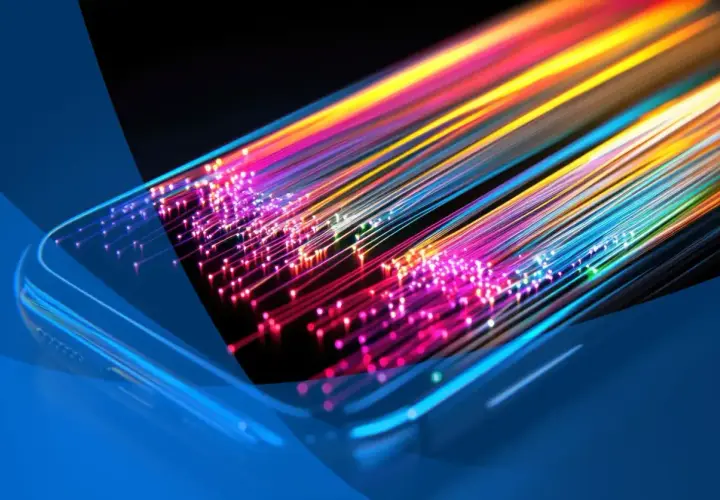 Światłowody w kolorach tęczy wychodzące z telefonu, symbolizujące, co znaczy internet mobilny: szybki i wszechobecny.