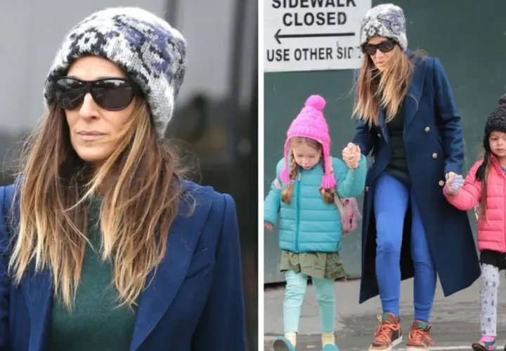 Sarah Jessica Parker z dziećmi, w zimowych czapkach i kurtkach, spaceruje po mieście.