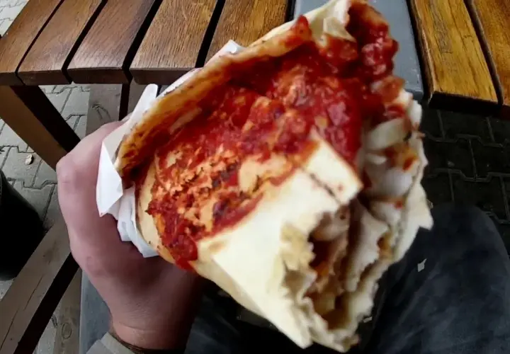 Kebab Kryspinów z jakim sosem? Odkryj najlepsze połączenia smakowe