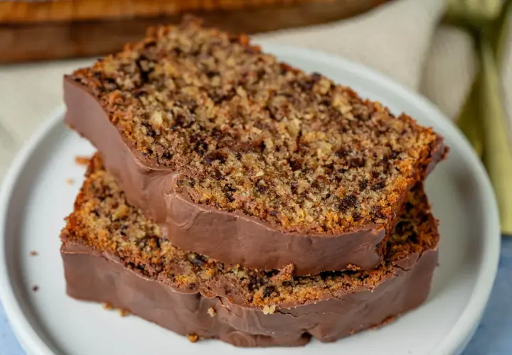 Zwei Scheiben schoko nuss kuchen mit Schokoladenglasur auf einem Teller.