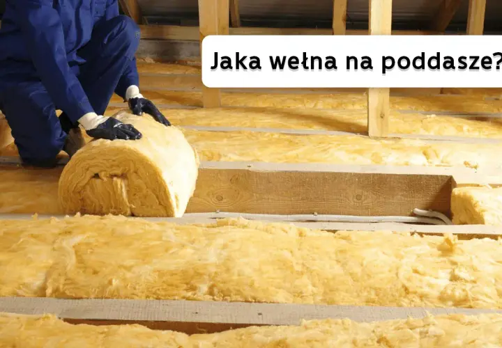 Ocieplanie poddasza wełną mineralną. Widać ręce w rękawiczkach układające rolkę wełny. Jaka wełna najlepsza na poddasze?