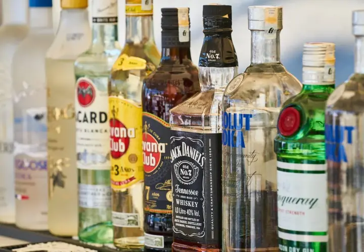 Różne rodzaje wódki i alkoholi: Bacardi, Havana Club, Jack Daniel's, Absolut Vodka, Tanqueray.