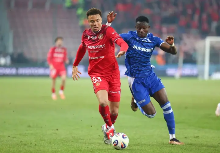 Piłkarze Widzewa Łódź i Lecha Poznań walczą o piłkę. Intensywny przebieg: Widzew Łódź – Lech Poznań.