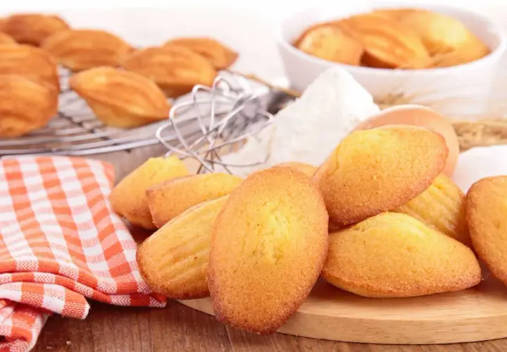 Des madeleines dorées et moelleuses, prêtes à être dégustées. Une recette facile pour un goûter parfait.