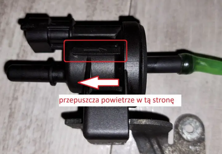 Zawór p0172 przepuszcza powietrze w tę stronę. Widać strzałkę wskazującą kierunek przepływu.