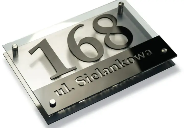 Nowoczesna tabliczka z numerem 168 i nazwą ulicy "ul. Sielankowa" to elegancki sposób, jak nadać numer domu.