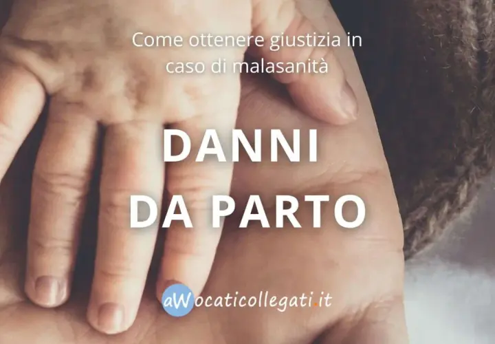 Mani di neonato e adulto si intrecciano. Testo: "Danni da parto. Come ottenere giustizia in caso di malasanità".