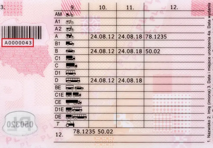 Numer druku prawa jazdy A0000043 znajduje się pod kodem kreskowym.
