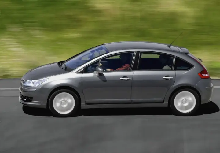 Citroën gris en movimiento. El motor 1.6 HDI 110cv puede presentar problemas, pero este coche parece rodar sin ellos.