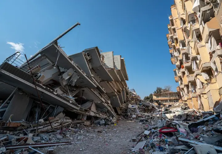 Edificios colapsados y escombros por doquier, un paisaje desolador que parece sacado de un mal sueño, como si alguien hubiera decidido soñar con terremoto.