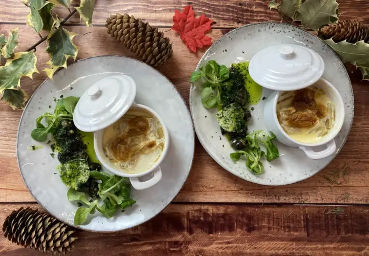 Deux gratins de cardons servis avec des escargots persillade et une salade verte. Parfait pour savoir que manger avec un gratin de cardons.