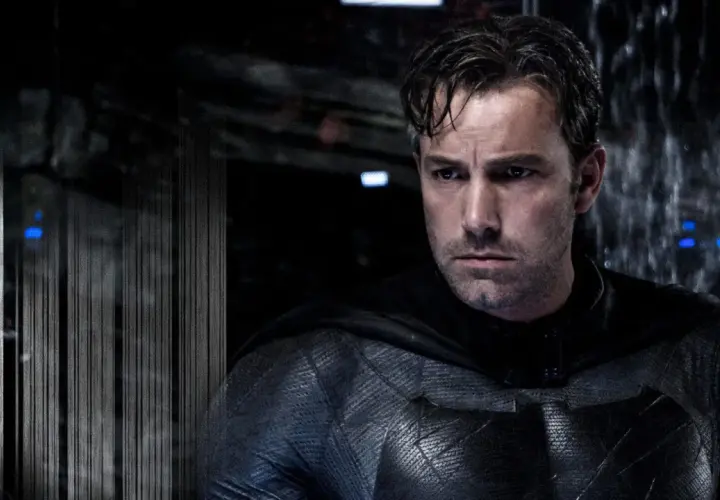 Ben Affleck jako Batman, w swoim charakterystycznym kostiumie, spogląda w dal.