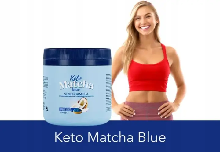 Niebieski słoik Keto Matcha Blue obok uśmiechniętej kobiety w czerwonym topie.