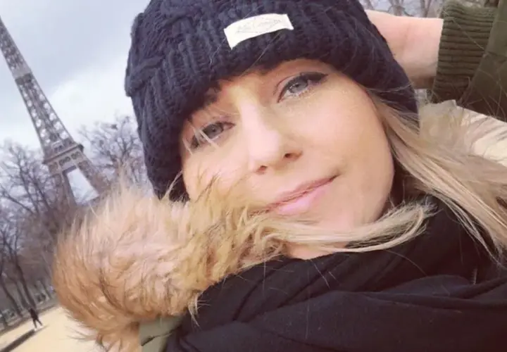 Marta Kłos z TVN Fakty w Paryżu, z wieżą Eiffla w tle.
