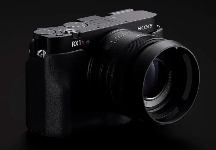 Elegancki aparat Sony RX1R III z obiektywem Sonnar 35mm f/2.0, gotowy do uchwycenia wyjątkowych chwil.