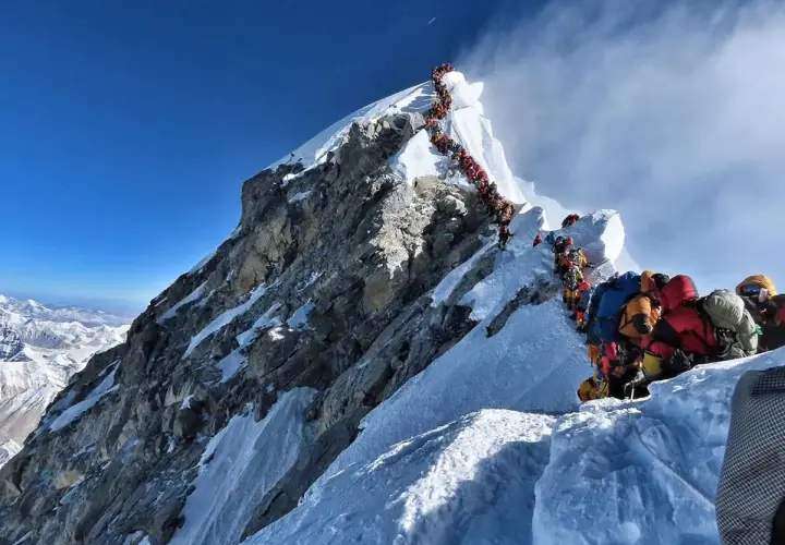 Korkociąg ludzi na Mount Everest. Tłok na szczycie, gdy zastanawiasz się, ile się wchodzi na Mount Everest.