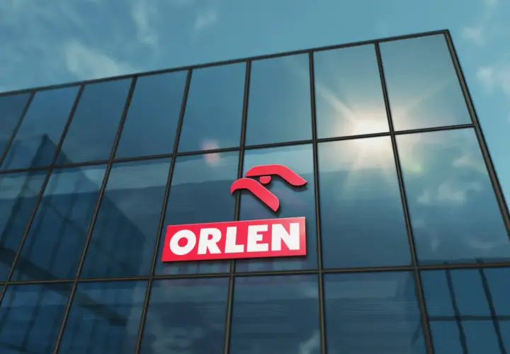 Logo ORLEN na szklanym budynku, symbolizujące najlepsze inwestycje.
