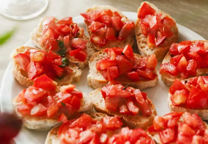 Bruschettas appétissantes, parfaites pour une recette facile. Des tranches de pain grillé garnies de tomates fraîches et d'herbes.