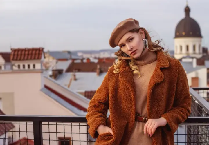 Płaszcz camel: Stylizacje na każdą okazję. Odkryj swój styl!