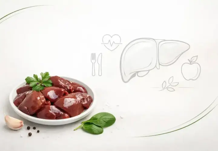 Surowa wątróbka na talerzu, obok czosnek i przyprawy. Grafika wątroby, serca i jabłka sugeruje, czy wątróbka jest zdrowa.