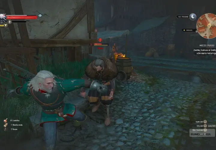 Geralt walczy z przeciwnikiem, a w tle widać stragan z napisem "Miecze i Pierogi".