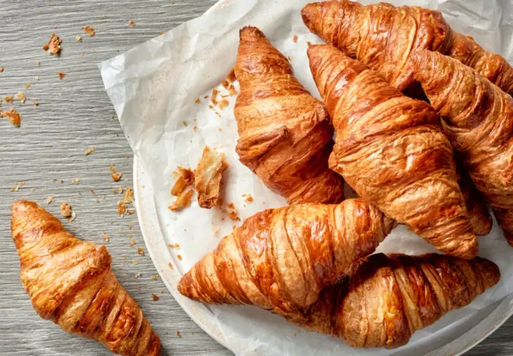 Złociste rogaliki po angielsku, czyli croissanty, kuszą chrupiącą skórką i puszystym wnętrzem. Idealne na śniadanie.