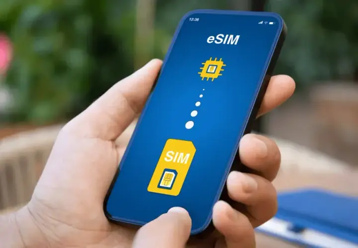 Dłoń trzyma smartfon realme z ikoną eSIM. Wyobraź sobie, jak łatwo przełączasz się między profilami, bez fizycznej karty SIM.
