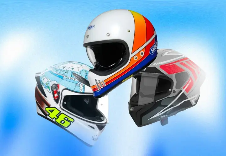 Tre caschi da moto con grafiche diverse, uno bianco con strisce colorate, uno bianco con disegno invernale e il numero 46, e uno grigio con dettagli rossi. La normativa casco moto è fondamentale per la sicurezza.