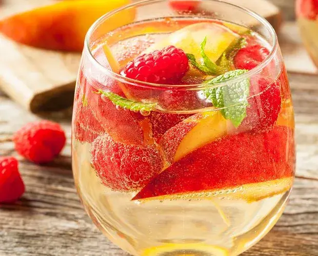 Najlepsze drinki z wina, które zachwycą Twoje podniebienie