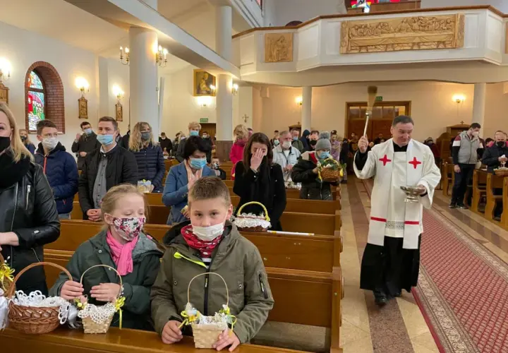 Kiedy jest czuwanie w kościele, wierni z koszyczkami czekają na błogosławieństwo. Kapłan święci pokarmy.