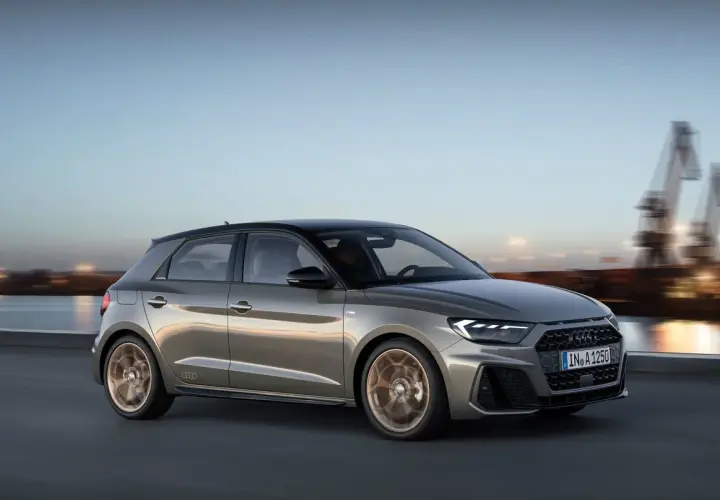 Audi A1 1.0 TFSI en movimiento, con grúas portuarias al fondo. ¿Problemas? Este coche luce impecable.