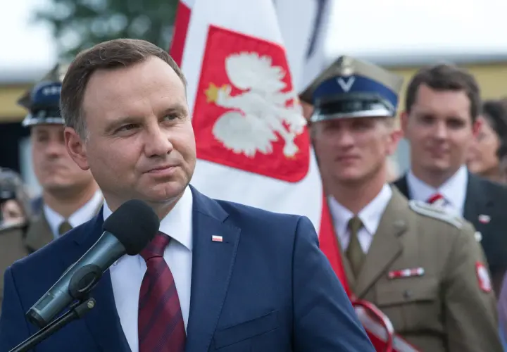 Prezydent przemawia przy polskiej fladze. Jego słowa, niczym listy do mocarstw, niosą ważną historię.