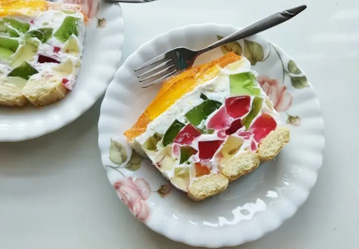 Kolorowe ciasto na lato z galaretką i biszkoptami, idealne na upalne dni.