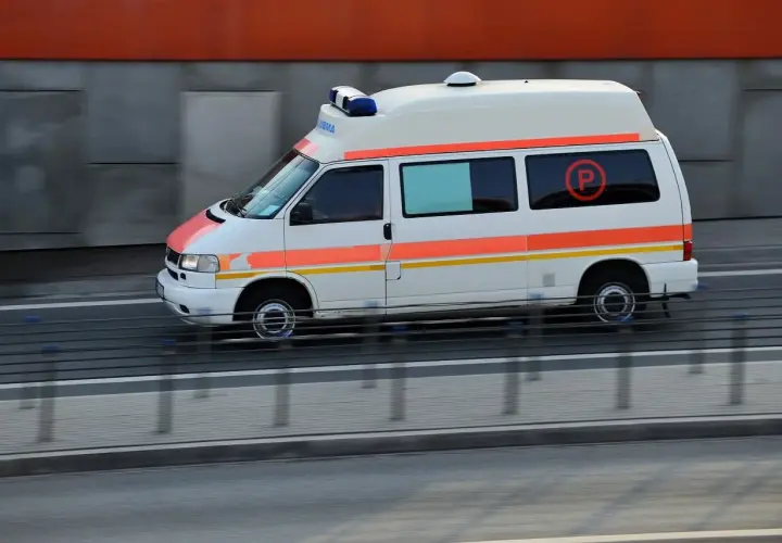 Ambulans na kursie pojazdy uprzywilejowane, pędzi autostradą.