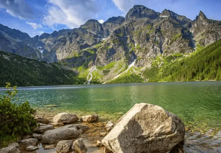 Malownicza droga nad Morskie Oko prowadzi przez skaliste wybrzeże do krystalicznie czystej wody, otoczonej majestatycznymi szczytami Tatr.