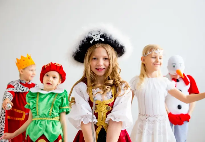 Dzieci w strojach: król, elf, pirat, bałwanek. Jak przebrać dziecko za króla? Wystarczy korona i królewski płaszcz.